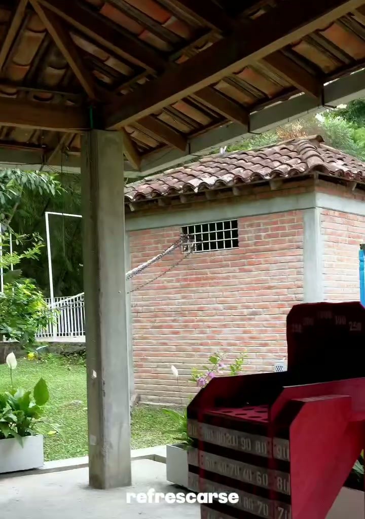 Terraza y zona común de Wailele frente al jardín