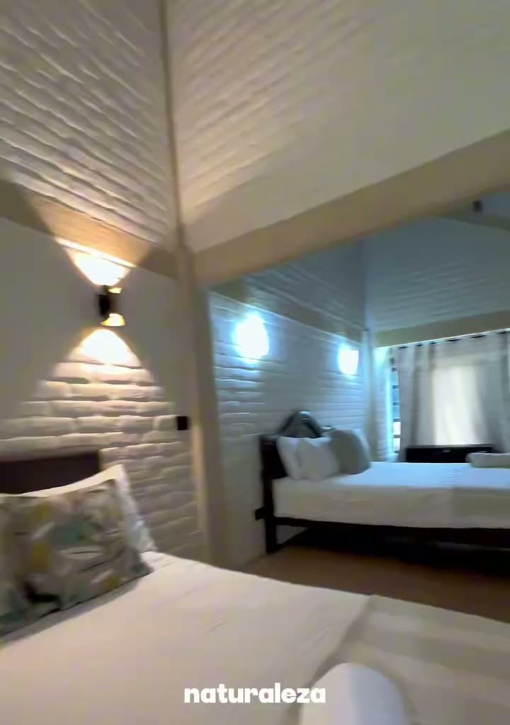 Habitación de Wailele con luz cálida y techo de madera